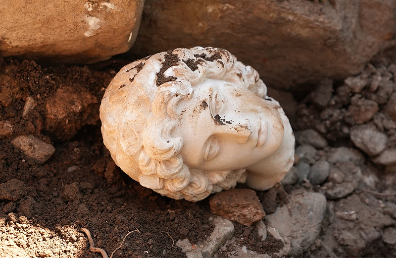 Μαρμάρινη κεφαλή Μεγάλου Αλεξάνδρου, που ανακαλύφθηκε στην αρχαία πόλη της Προυσιάδος επί τω Υππίω στη Βιθυνία