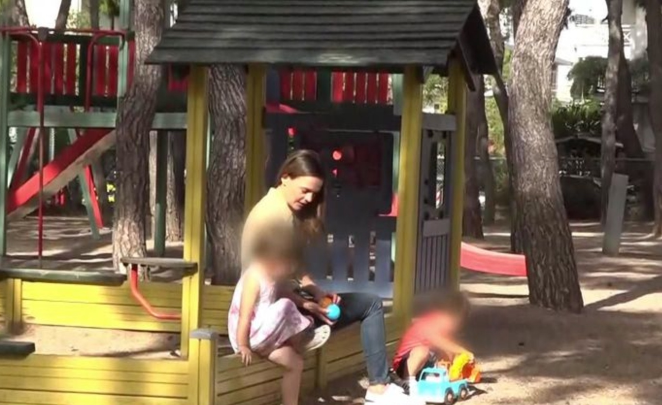 Έφη Αχτσιόγλου: Βόλτα με το παιδί της λίγο πριν τις εκλογές – «Υποχρεώσεις της μάνας, οι κανονικές, οι ωραίες»