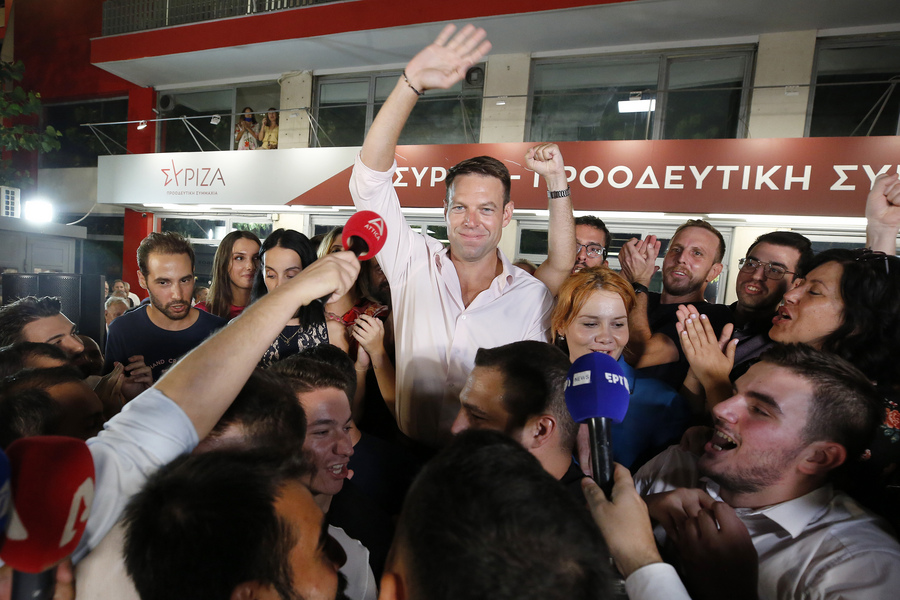 Ο νεοεκλεγείς πρόεδρος του ΣΥΡΙΖΑ-ΠΣ, Στέφανος Κασσελάκης (Κ) κάνει δηλώσεις έξω από τα γραφεία του κόμματος, μετά την ανακοίνωση των αποτελεσμάτων για την προεδρία, την Κυριακή 24 Σεπτεμβρίου 2023. Ο Στέφανος Κασσελάκης είναι ο νικητής του δεύτερου γύρου των εκλογών στον ΣΥΡΙΖΑ-ΠΣ. Σύμφωνα με τα στοιχεία που ανακοίνωσε ο πρόεδρος της Κεντρικής Εφορευτικής Επιτροπής για την ανάδειξη προέδρου του ΣΥΡΙΖΑ-ΠΣ, Γιάννης Δρόσος στο 75% των ψήφων προηγείται ο Στέφανος Κασσελάκης με 56.461 ψήφους και ποσοστό 56,69% έναντι της Έφης Αχτσιόγλου με 43.139 ψήφων και ποσοστό 43,31%. ΑΠΕ-ΜΠΕ/ΑΠΕ-ΜΠΕ/ΑΛΕΞΑΝΔΡΟΣ ΒΛΑΧΟΣ ΑΠΕ- ΜΠΕ/ΑΠΕ- ΜΠΕ/ΑΛΕΞΑΝΔΡΟΣ ΒΛΑΧΟΣ