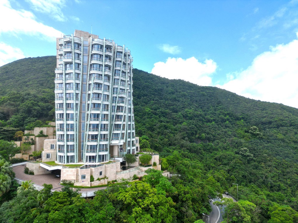 Το εμβληματικό κτίριο Opus Hong Kong, όπου βρίσκεται το διαμέρισμα