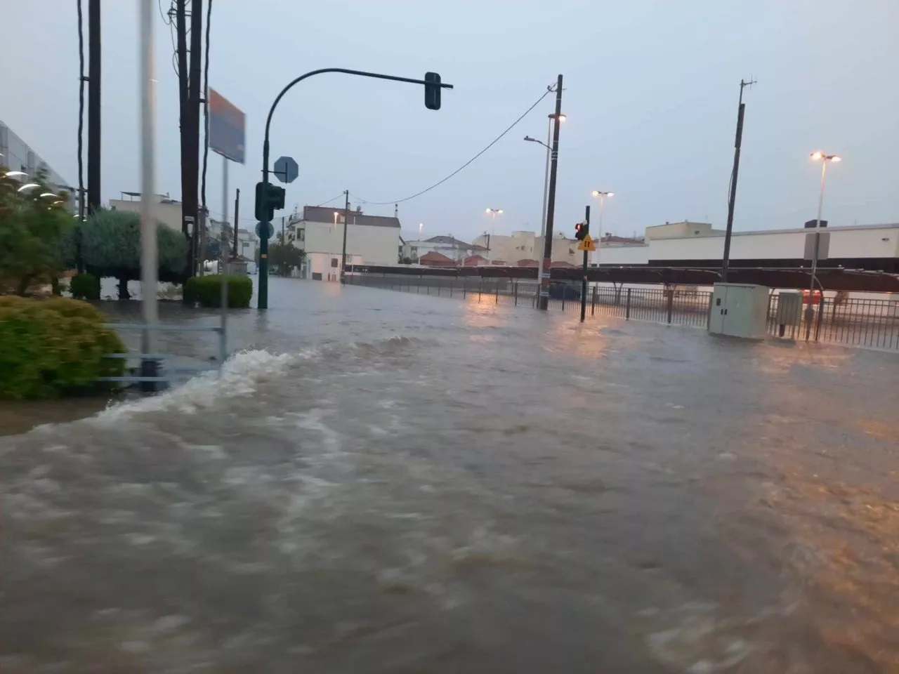 Πλημμύρισαν οι δρόμοι