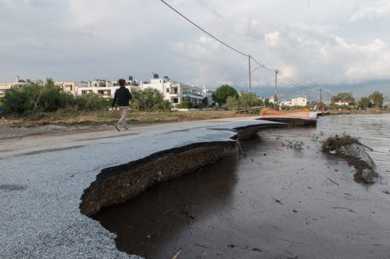 «Βυθισμένος» στη λάσπη ο Βόλος: Χωρίς νερό η πόλη – Σταδιακή αποκατάσταση της ηλεκτροδότησης