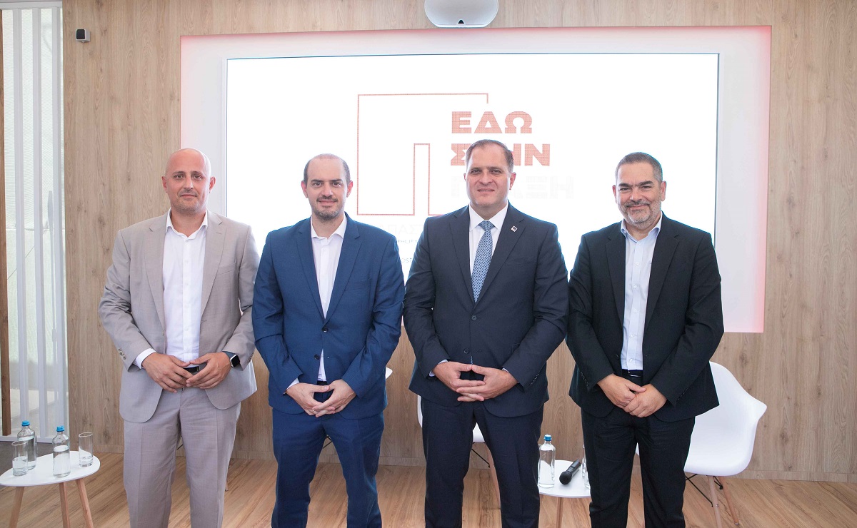 Ο δημοσιογράφος, Τάσος Ζάχος, ο Υφυπουργός Εθνικής Οικονομίας & Οικονομικών, Γιώργος Κώτσηρας, ο Διοικητής της ΑΑΔΕ, Γιώργος Πιτσιλής, και ο Αντιπρόεδρος της Παπαστράτος, Ιάκωβος Καργαρώτος
