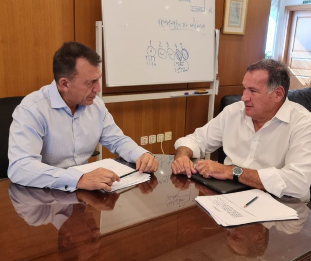 Ο αναπληρωτής υπουργός Αθλητισμού Γιάννης Βρούτσης με τον πρόεδρο της ΕΟΕ Σπύρο Καπράλο