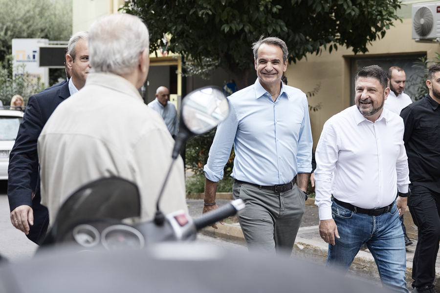 Ο πρωθυπουργός Κυριάκος Μητσοτάκης και ο υποψήφιος περιφερειάρχης Αττικής Νίκος Χαρδαλιάς, συνομιλούν με πολίτες κατά την επίσκεψή τους στο Βύρωνα, στην Αθήνα, Δευτέρα 02 Οκτωβρίου 2023
