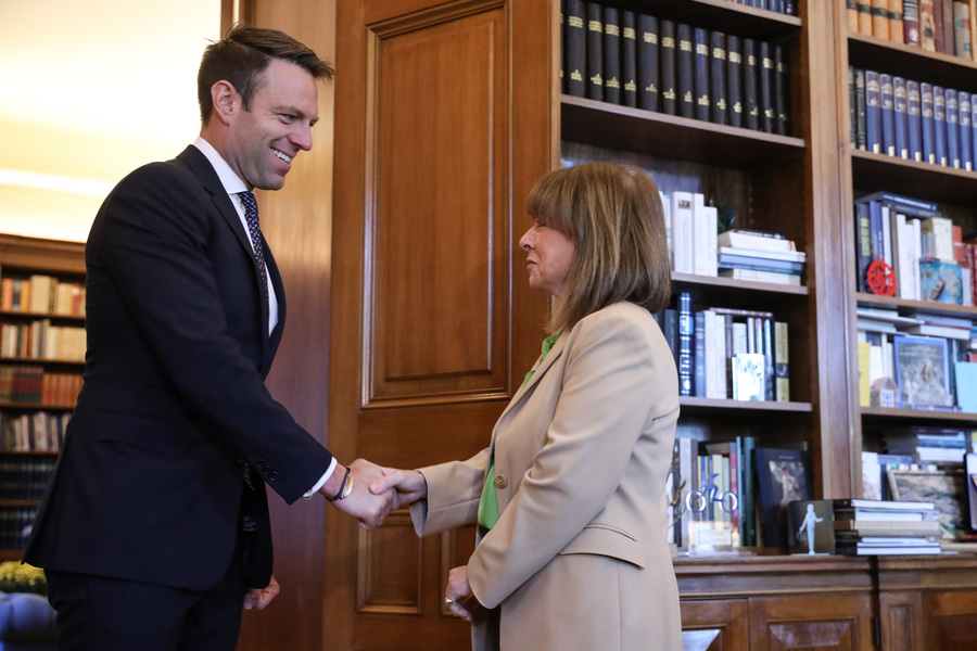 H Πρόεδρος της Δημοκρατίθας Κατερίνα Σακελλαροπούλου υποδέχεται τον πρόεδρο του ΣΥΡΙΖΑ – Προοδευτική Συμμαχία Στέφανο Κασσελάκη, κατά τη συνάντησή τους στο Προεδρικό Μέγαρο