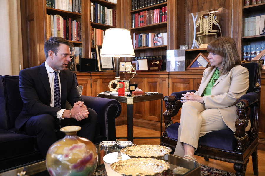 H Πρόεδρος της Δημοκρατίας Κατερίνα Σακελλαροπούλου συνομιλεί με τον πρόεδρο του ΣΥΡΙΖΑ – Προοδευτική Συμμαχία Στέφανο Κασσελάκη, κατά τη συνάντησή τους στο Προεδρικό Μέγαρο 