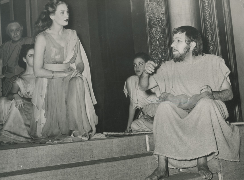 Στιγμιότυπο από την παράσταση «Ο βασιλιάς και ο σκύλος» (1954) σε σκηνοθεσία Δημήτρη Ροντήρη. Πίσω: Άρης Βλαχόπουλος (Μύρωνας). Μπροστά: Κάκια Παναγιώτου (Λαΐδα), Μαίρη Χρονοπούλου (εκτός διανομής, μ.τ.ρ.), Στέλιος Βόκοβιτς (Διογένης). Πηγή: Αρχείο Εθνικού Θεάτρου