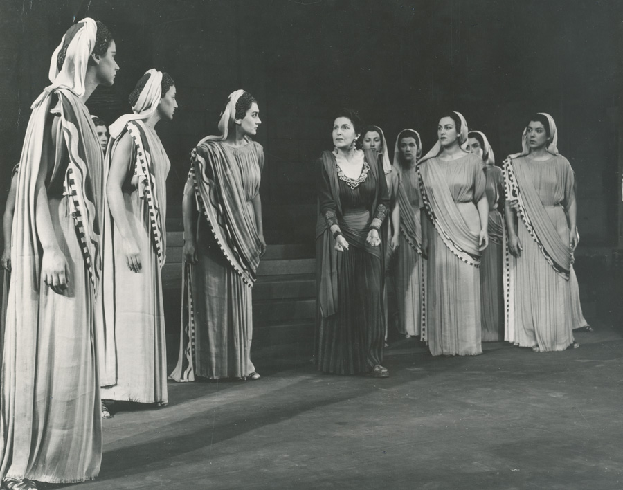 Μήδεια (1956), Εθνικό Θέατρο: Κεντρική Σκηνή, 23/06/1956 - 24/06/1956 Αρχαίο Θέατρο Επιδαύρου, Δήμος Ασκληπιείου. Μπροστά: Φλώρα Στυλιανέα (Χορός), Μάρω Κοντού (Χορός), Κάκια Παναγιώτου (Α΄ Κορυφαία), Κατίνα Παξινού (Μήδεια), Πίτσα Καπιτσινέα (Κορυφαία). Πίσω δεξιά της: Μαίρη Χρονοπούλου (Χορός), Μαρία Βούλγαρη (Κορυφαία). Πηγή: Αρχείο Εθνικού Θεάτρου
