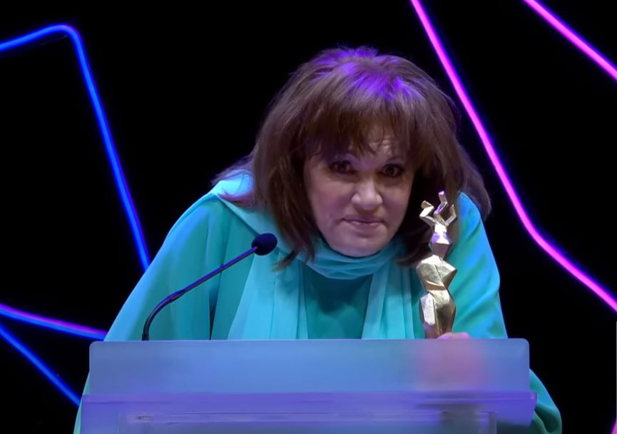 Η Μαίρη Χρονοπούλου κατά τη διάρκεια της ομιλίας της μετά από την παραλαβή του Τιμητικού Βραβείου ΙΡΙΣ 2021