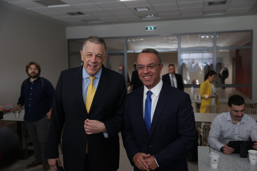 Ο υπουργός Υποδομών και Μεταφορών Χρήστος Σταϊκούρας και ο υφυπουργός Υποδομών και Μεταφορών Νίκος Ταχιάος ξεναγούνται στο αμαξοστάσιο του Μετρό στην Θεσσαλονίκη