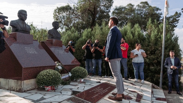 Ο πρόεδρος του ΣΥΡΙΖΑ, Στέφανος Κασσελάκης στο μνημείο των ηρώων