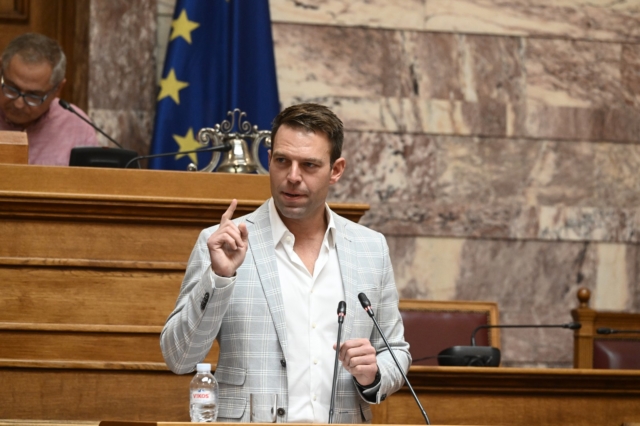 Ο Πρόεδρος του ΣΥΡΙΖΑ, Στέφανος Κασσελάκης με υψωμένο δάκτυλο