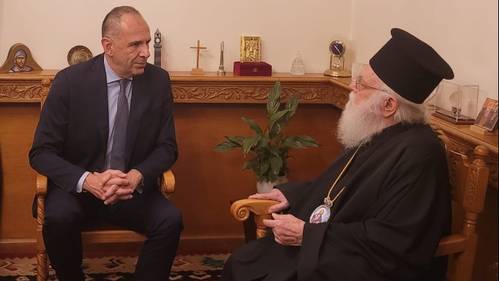 Ο υπουργός Εξωτερικών, Γιώργος Γεραπετρίτης με τον αρχιεπίσκοπο Αλβανίας, Αναστάσιο