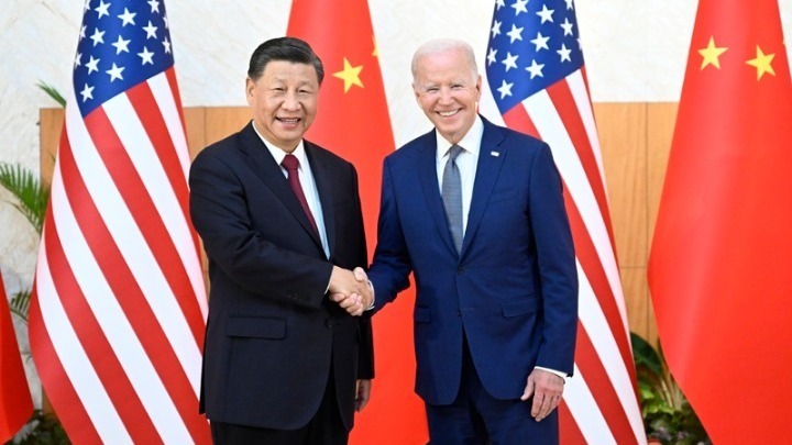 Ο πρόεδρος των ΗΠΑ, Τζο Μπάιντεν, με τον Κινέζο πρόεδρο, Σι Τζινπίνγκ