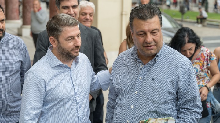 Ο πρόεδρος του ΠΑΣΟΚ, Νίκος Ανδρουλάκης, με τον υποψήφιο περιφερειάρχη Κεντρικής Μακεδονίας, Χρήστο Παπαστεργίου στη Θεσσαλονίκη