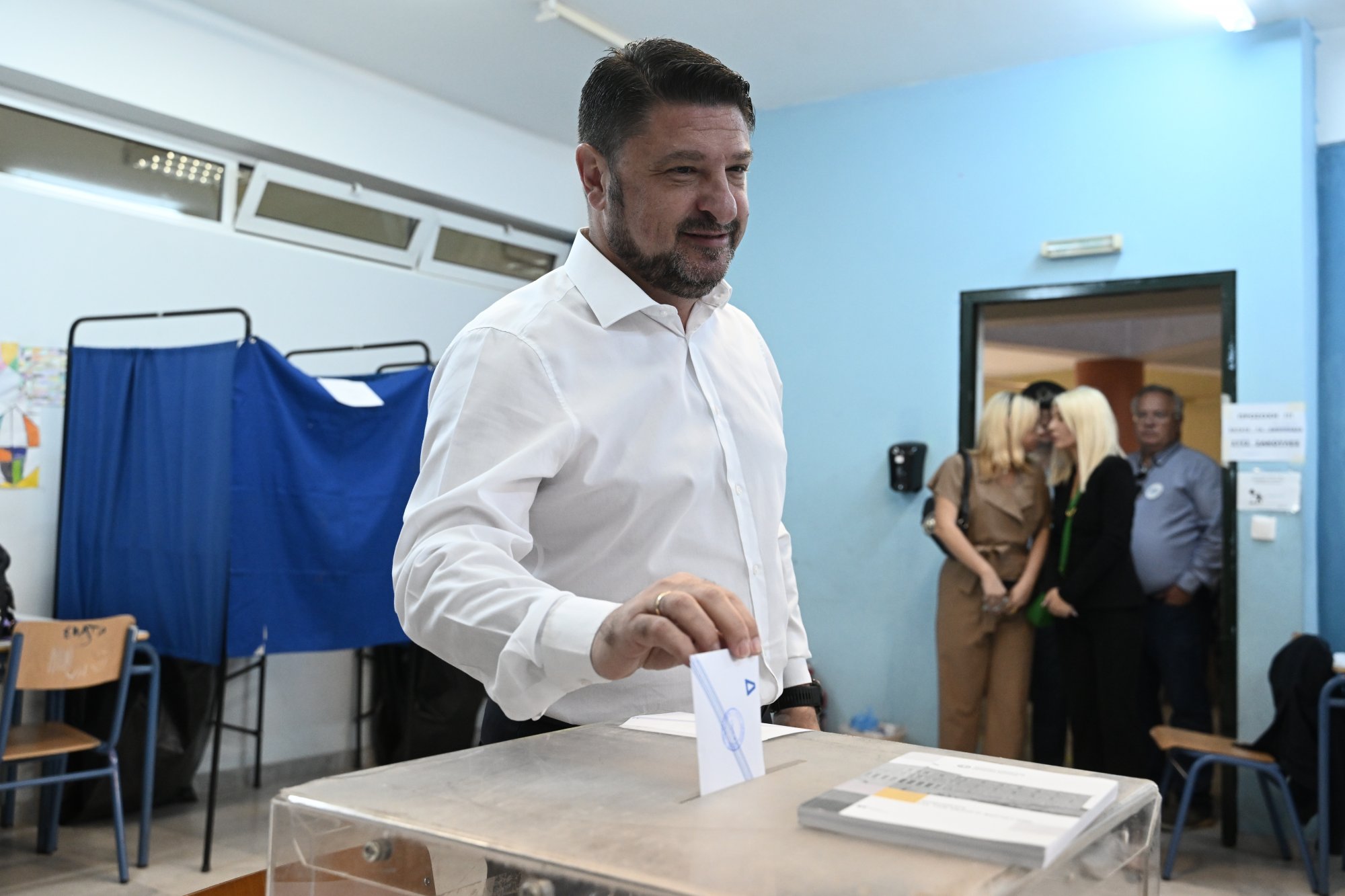 Ψήφισε στον Βύρωνα ο Νίκος Χαρδαλιάς -«Ψηφίζουμε για την ασφάλεια των κατοίκων μας»