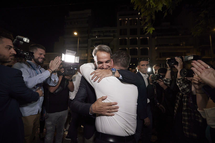 (Ξένη Δημοσίευση) Ο πρωθυπουργός Κυριάκος Μητσοτάκης συγχαίρει τον Νίκο Χαρδαλιά για την επικράτησή του στις Περιφερειακές εκλογές έξω από τα γραφεία του , Κυριακή 08 Οκτωβρίου 2023. ΑΠΕ-ΜΠΕ/ΓΡΑΦΕΙΟ ΤΥΠΟΥ ΠΡΩΘΥΠΟΥΡΓΟΥ/ΔΗΜΗΤΡΗΣ ΠΑΠΑΜΗΤΣΟΣ