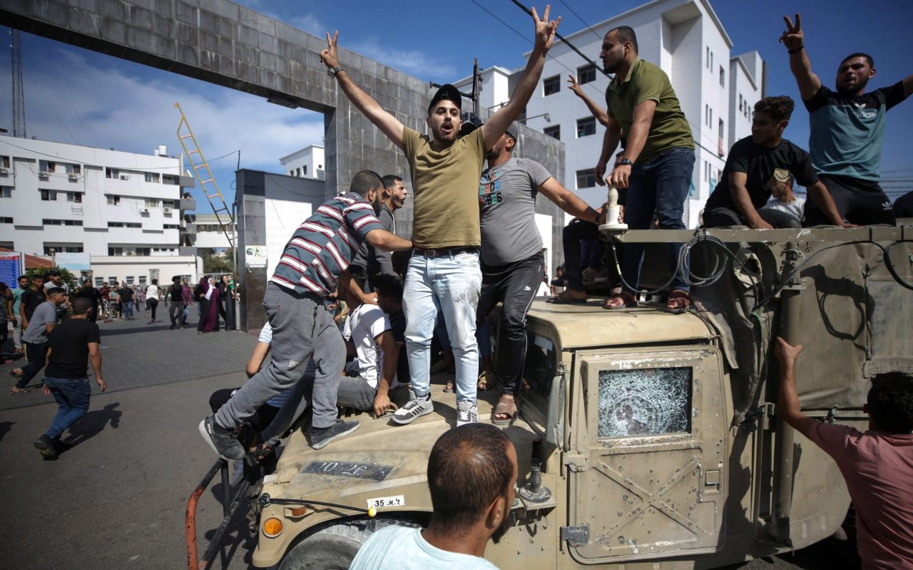 Παλαιστίνιοι πανηγυρίζουν για την επίθεση της Χαμάς