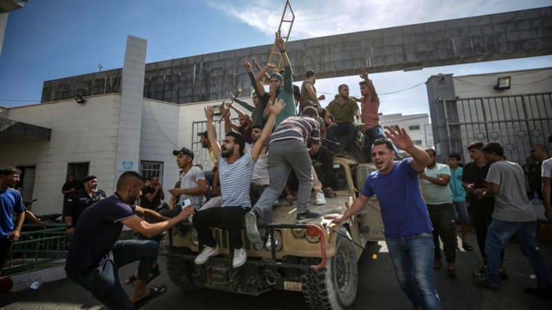 Παλαιστίνιοι πανηγυρίζουν σε τζιπ μετά την επίθεση της Χαμάς [EPA-EFE/HAITHAM IMAD]
