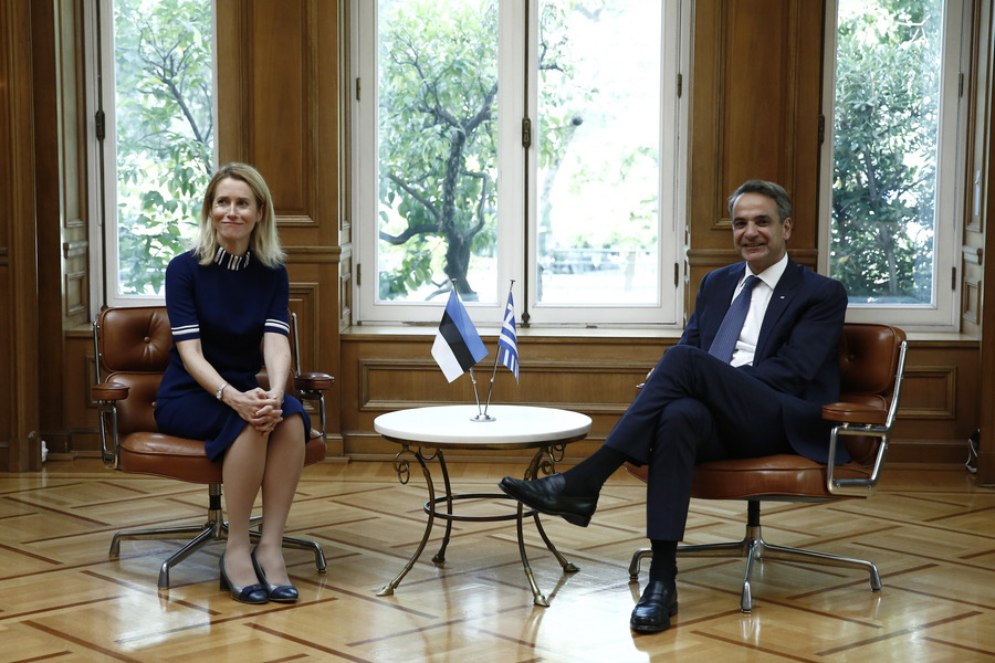 Ο πρωθυπουργός Κυριάκος Μητσοτάκης συνομιλεί με την πρωθυπουργό της Εσθονίας, Kaja Kallas, κατά τη διάρκεια της συνάντησής τους στο Μέγαρο Μαξίμου