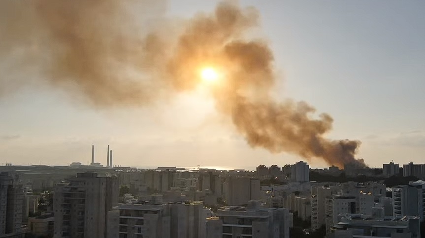 Καπνοί πάνω από την Άσκελον μετά την ρίψη ρουκετών από τη Χαμάς