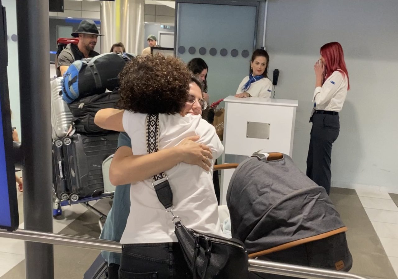 Ελληνες από το Ισραήλ αγκαλιάζονται με συγγενείς τους στη Θεσσαλονίκη μετά τον απεγκλωβισμό τους από την εμπόλεμη περιοχή