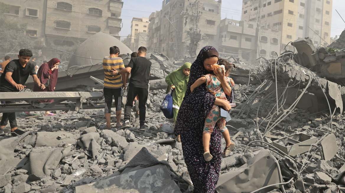 Παλαιστίνιοι στην βομβαρδισμένη Γάζα
