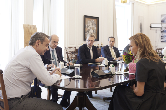 O Κυριάκος Μητσοτάκης και οι συνεργάτες του μιλούν με την πρόεδρο της Ένωσης Ελλήνων Εφοπλιστών Μελίνα Τραυλού