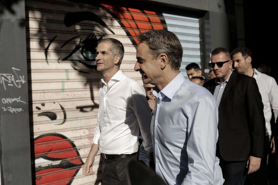 Ο πρωθυπουργός Κυριάκος Μητσοτάκης συνοδευόμενος από τον δήμαρχο Αθηναίων και εκ νέου υποψήφιο Κώστα Μπακογιάννη συνομιλούν με πολίτες κατά την διάρκεια της επίσκεψής του στην πλατεία Βικτωρίας στο κέντρο της Αθήνας (ΑΠΕ-ΜΠΕ)