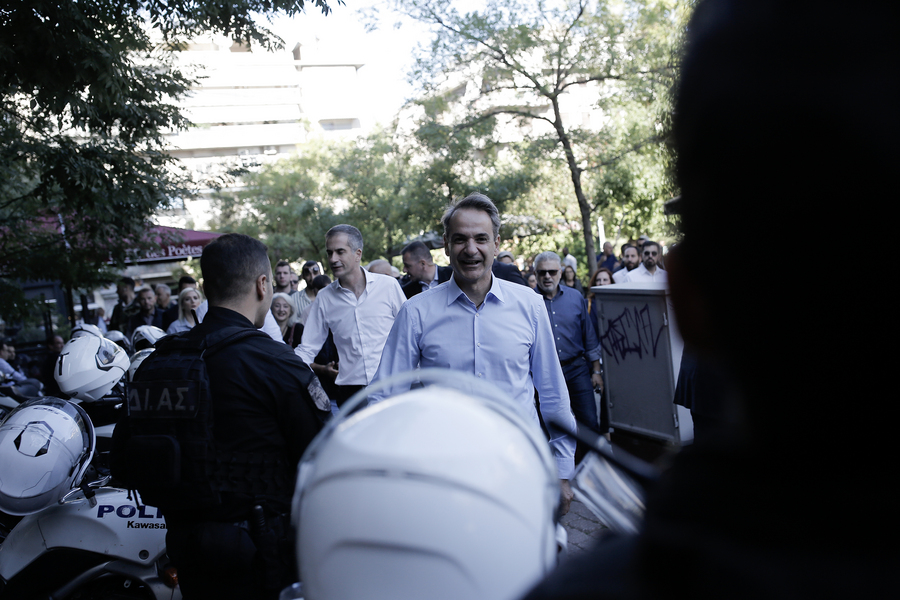 Ο πρωθυπουργός Κυριάκος Μητσοτάκης συνοδευόμενος από τον δήμαρχο Αθηναίων και εκ νέου υποψήφιο Κώστα Μπακογιάννη συνομιλούν με πολίτες κατά την διάρκεια της επίσκεψής του στην πλατεία Βικτωρίας στο κέντρο της Αθήνας (ΑΠΕ-ΜΠΕ)