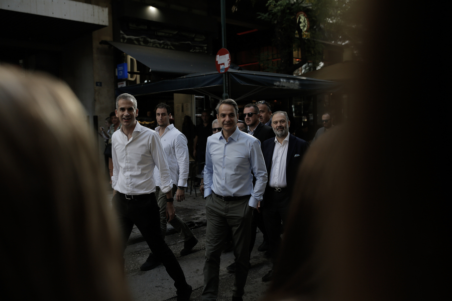 Ο πρωθυπουργός Κυριάκος Μητσοτάκης συνοδευόμενος από τον δήμαρχο Αθηναίων και εκ νέου υποψήφιο Κώστα Μπακογιάννη συνομιλούν με πολίτες κατά την διάρκεια της επίσκεψής του στην πλατεία Βικτωρίας στο κέντρο της Αθήνας