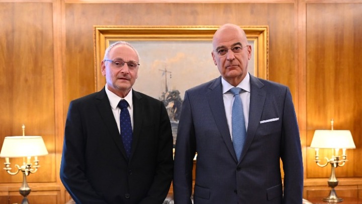 Ο υπουργός Εθνικής Άμυνας, Νίκος Δένδιας, με τον Ισραηλινό πρέσβη, Νόαμ Κατζ