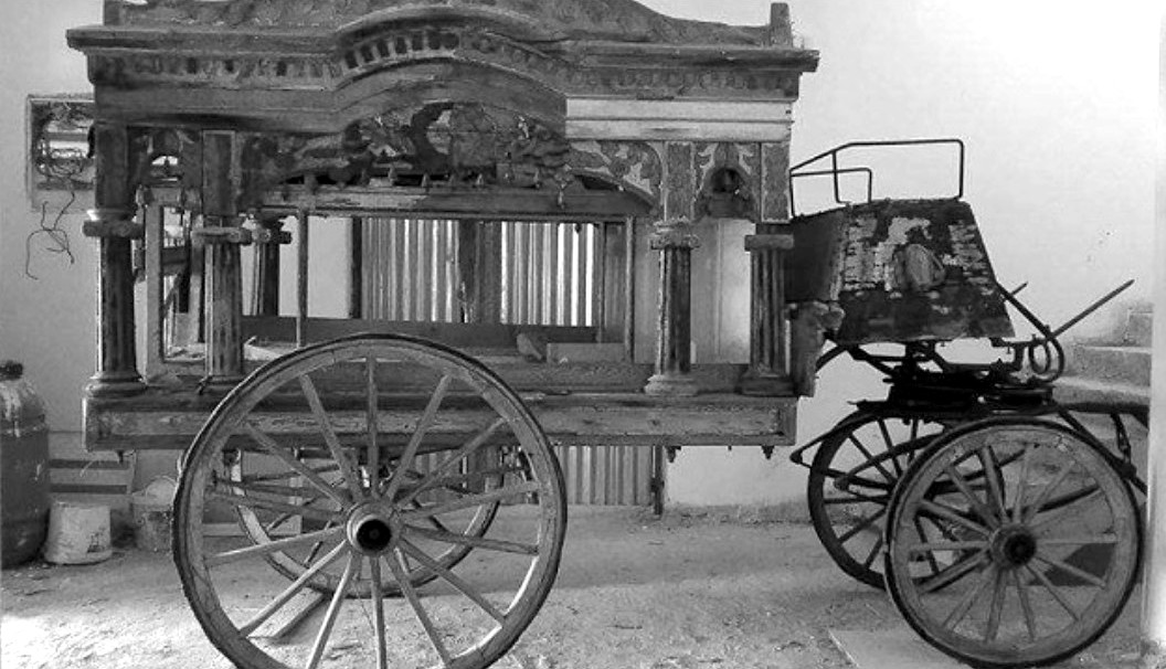 Η ιππήλατη νεκροφόρα άμαξα του δήμου  Βόλου 