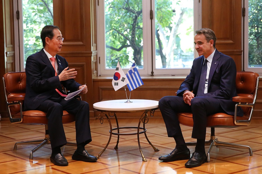 Ο πρωθυπουργός Κυριάκος Μητσοτάκης συνομιλεί με τον πρωθυπουργό της Κορέας Han Duck-soo