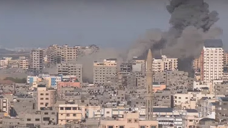 Καπνοί πάνω από τη Γάζα μετά από ισραηλινό βομβαρδισμό