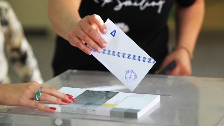 πολίτης ψηφίζει σε κάλπη για τις δημοτικές εκλογές