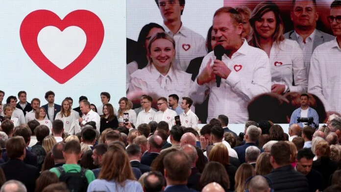 Δηλώσεις του Ντόναλντ Τουσκ μετά τα exit polls στην Πολωνία. Φωτ. REUTERS/Kacper Pempel