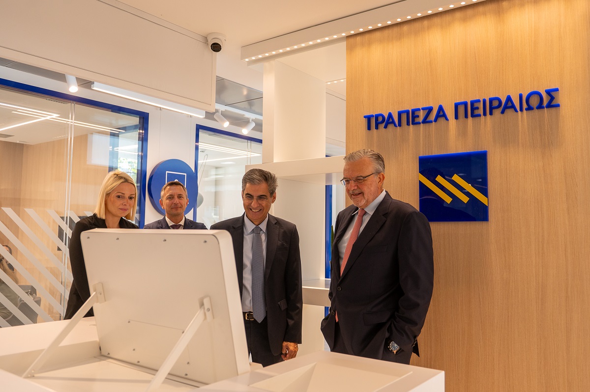 Ο CEO της Τράπεζας Πειραιώς, Χρήστος Μεγάλου στο νέο κατάστημα των Βριλησσίων