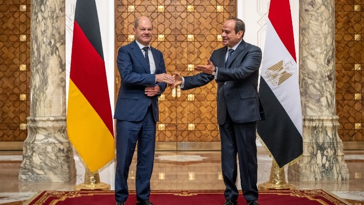 Ο πρόεδρος της Αιγύπτου, Αμπντέλ Φατάχ Αλ Σίσι με τον Γερμανό καγκελάριο, Όλαφ Σολτς