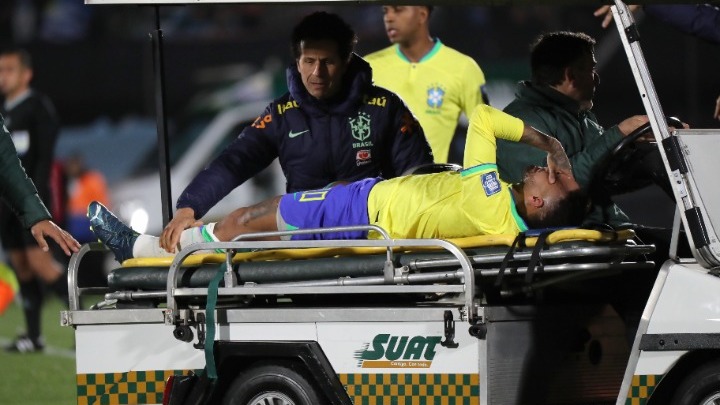 Ο Νεϊμάρ μεταφέρεται με φορείο, μετά τον σοβαρό τραυματισμό του στον αγώνα της Βραζιλίας στην Ουρουγουάη