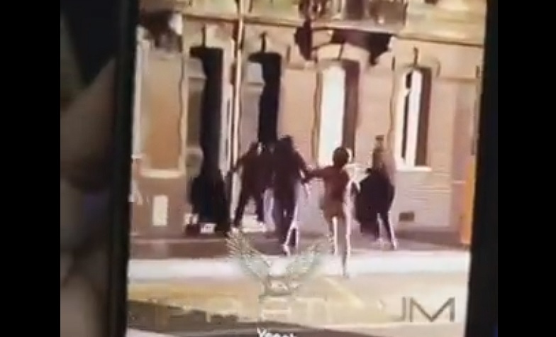 στιγμιότυπο από βίντεο που δείχνει επίθεση με μαχαίρι στη Γαλλία