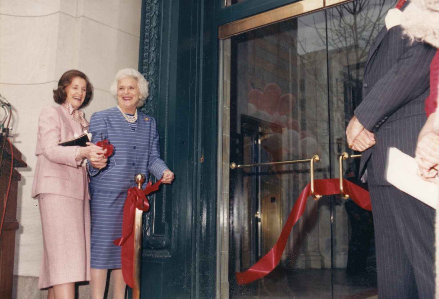 Στα εγκαίνια του Εθνικού Μουσείου Γυναικών στις Τέχνες το 1987 η ιδρύτρια Γουιλεμίνα Κολ Χόλαντεϊ με την Μπάρμπαρα Μπους