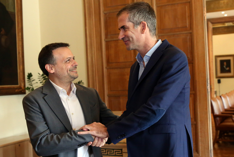 Ο απερχόμενος δημαρχος Αθηναίων Κώστας Μπακογιάννης υποδέχεται τον νεοεκλεγέντα δήμαρχο Χάρη Δούκα στη συνάντησή τους στο Δημαρχείο Αθηνών (ΑΠΕ-ΜΠΕ)