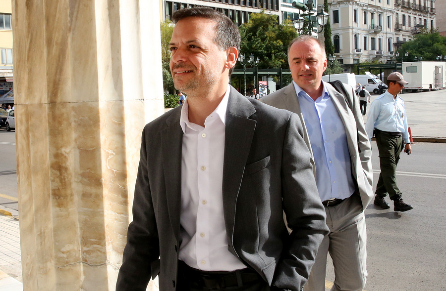 Ο νεοεκλεγείς δήμαρχος Χάρης Δούκας φθάνει στο Δημαρχείο Αθηνών προκειμένου να συναντηθεί με τον απερχόμενο δήμαρχο Αθηναίων Κώστα Μπακογιάννη (ΑΠΕ-ΜΠΕ)