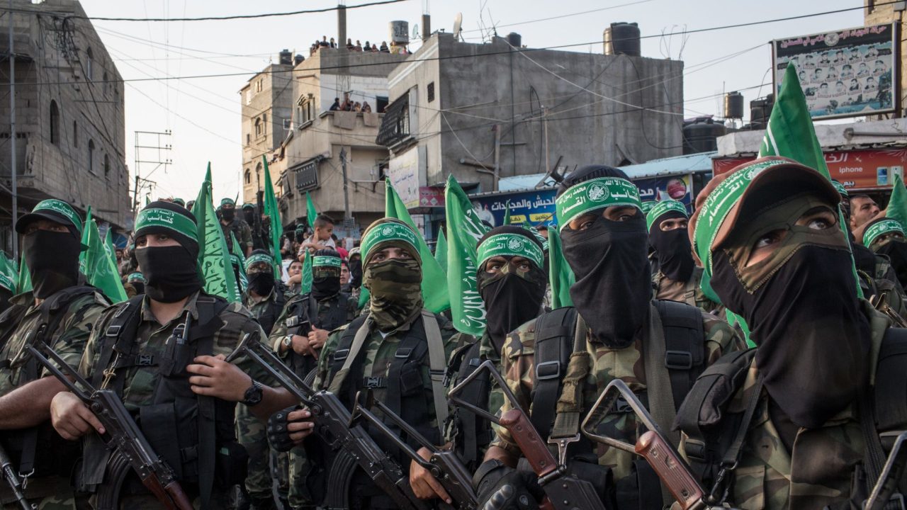 Άνδρες της Χαμάς με μάσκες και όπλα