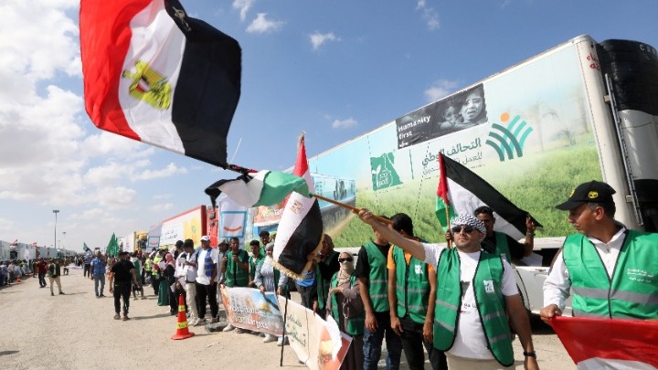 Διαδηλωτές με παλαιστινιακές σημαίες
