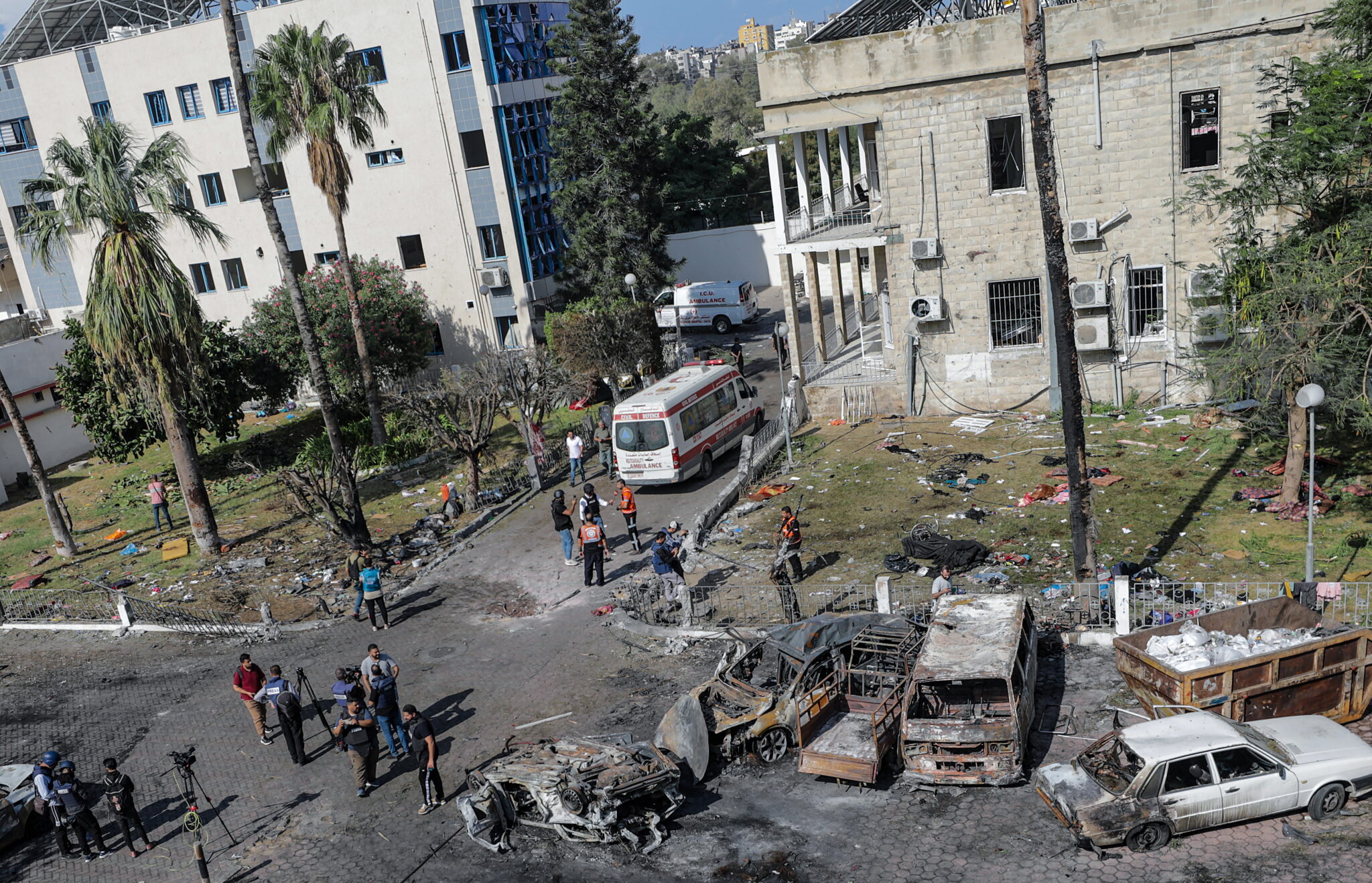 Καμένα αυτοκίνητα στο πάρκινγκ του νοσοκομείου της Γάζας.