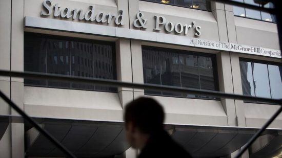 S&P: Δύσκολη μια θετική έκπληξη – Αναβάθμιση την Άνοιξη του 2025 βλέπει η αγορά 