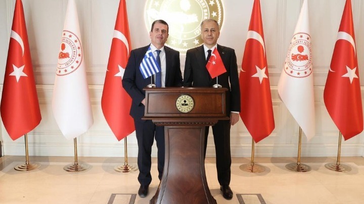 Ο υπουργός Μετανάστευσης, Δημήτρης Καιρίδης με τον Τούρκο υπουργό Εσωτερικών